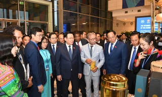 Khai mạc triển lãm ‘Khát vọng Việt Nam’: Quảng bá bản sắc truyền thống và thành tựu công nghệ