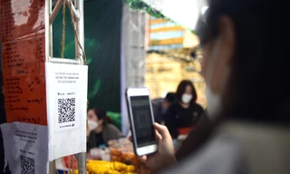 Sinh viên Hà Nội trải nghiệm mua sắm dùng thẻ thay thế tiền mặt tại 'Sóng Festival'