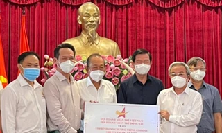 Hội Doanh nhân trẻ trao biển hỗ trợ bình oxy, túi quà an sinh, túi thuốc an sinh