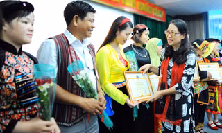 Ủy ban Dân tộc tặng kỷ niệm chương 63 giáo viên dân tộc thiểu số