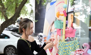 Nữ sinh Gen Z tạo thương hiệu thời trang từ đĩa CD, di động cũ