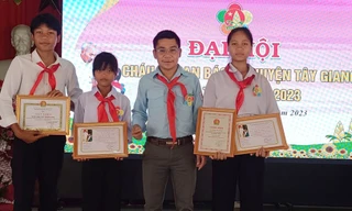 Thầy giáo trẻ Cơ Tu 'cõng' chữ về làng 