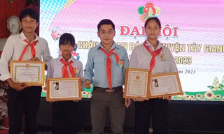 Thầy giáo trẻ Cơ Tu 'cõng' chữ về làng 