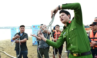 Cảnh sát 'bật mí' kỹ năng thoát hiểm và cứu hộ cứu nạn đường bộ, đường thủy