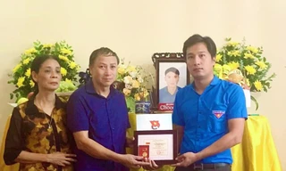 Truy tặng huy hiệu Tuổi trẻ dũng cảm cho đoàn viên hy sinh cứu người đuối nước