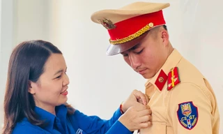 Trao huy hiệu Tuổi trẻ dũng cảm cho chiến sĩ công an dũng cảm cứu người