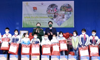 Hàng trăm suất quà 'Đông ấm yêu thương" tặng học sinh vùng khó