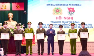 Thanh niên Công an thi đua tình nguyện vì nhân dân phục vụ