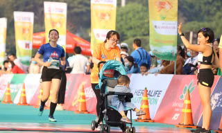 Hai mẹ con chị Linh hoàn thành cự ly 5km. Ảnh: Trọng Tài