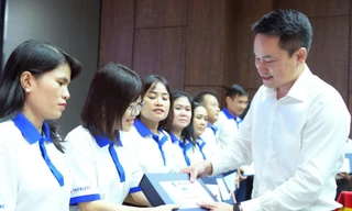 Trao sổ tiết kiệm cho 60 giáo viên tiêu biểu 'Chia sẻ cùng thầy cô' năm 2024