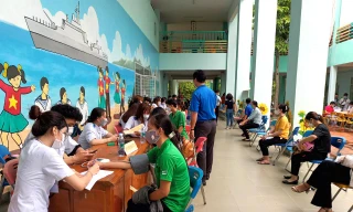 Thầy thuốc trẻ chăm sóc sức khỏe hậu COVID-19 cho thanh niên công nhân