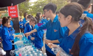 'Áo xanh' tiếp sức thí sinh thi tuyển sinh lớp 10