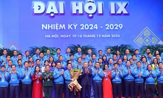 Tổng Bí thư Tô Lâm tặng hoa chúc mừng Ủy ban T.Ư Hội LHTN Việt Nam khóa IX