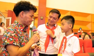 NSƯT Xuân Bắc lặng người với đại biểu không giơ tay nhận quà