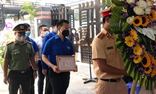 T.Ư Đoàn truy tặng huy hiệu "Tuổi trẻ dũng cảm" cho thượng sỹ Võ Văn Toàn. Ảnh: Văn Tân