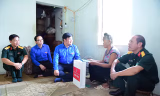 Trung ương Đoàn thăm, tặng quà gia đình thương binh, liệt sĩ tại Điện Biên