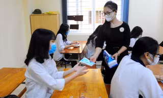 Tặng khẩu trang y tế cho học sinh trở lại trường học sau thời gian nghỉ dịch