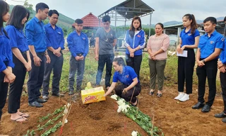 Đoàn công tác của Tỉnh đoàn Quảng Nam đến viếng anh Hồ Văn Độ. Ảnh: Tỉnh Đoàn Quảng Nam