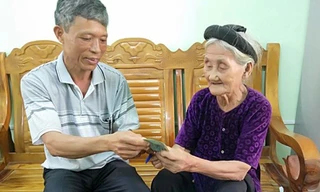 Bà Đỗ Thị Mơ ủng hộ tiền từ việc bán rau, bán trứng để phòng chống dịch