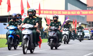 Giữ lễ tiết tác phong quân nhân, ứng xử văn hóa trong mọi tình huống giao thông