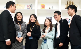 Các đại biểu trí thức trẻ trao đổi trong khuôn khổ hoạt động của Diễn đàn. Ảnh: Xuân Tùng