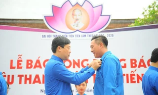 Đồng chí Lê Quốc Phong - Ủy viên Dự khuyết BCH Trung ương Đảng, Bí thư thứ nhất BCH Trung ương Đoàn trao huy hiệu Thanh niên tiên tiến làm theo lời bác cho đại biểu dự Đại hội Thanh niên tiên tiến làm theo lời Bác lần thứ VI năm 2020. Ảnh: Mạnh Thắng