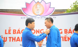 Đồng chí Lê Quốc Phong - Ủy viên Dự khuyết BCH Trung ương Đảng, Bí thư thứ nhất BCH Trung ương Đoàn trao huy hiệu Thanh niên tiên tiến làm theo lời bác cho đại biểu dự Đại hội Thanh niên tiên tiến làm theo lời Bác lần thứ VI năm 2020. Ảnh: Mạnh Thắng