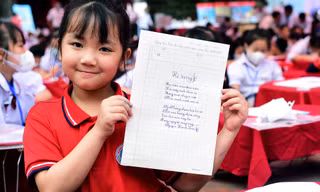 Những 'bàn tay hoa' tranh tài viết chữ đẹp 'Nét chữ, nết người' 