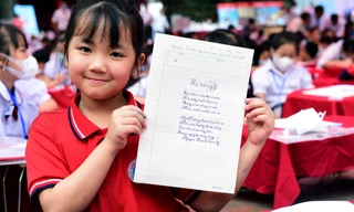 Những 'bàn tay hoa' tranh tài viết chữ đẹp 'Nét chữ, nết người' 