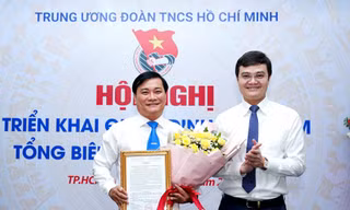 Anh Bùi Quang Huy trao quyết định bổ nhiệm Tổng Biên tập báo Thanh Niên cho nhà báo Nguyễn Ngọc Toàn. Ảnh: Báo Thanh Niên
