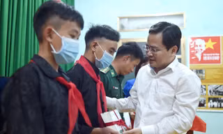 Bí thư thứ nhất T.Ư Đoàn thăm, tặng quà Đồn Biên phòng Xín Cái