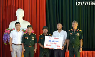 Tặng quà hai trung tâm điều dưỡng thương binh tại Ninh Bình và Hà Nam