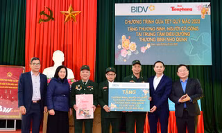 Tặng quà Tết thương bệnh binh tại trung tâm Điều dưỡng Ninh Bình và Hà Nam