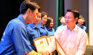 Bí thư Đoàn khối các cơ quan Trung ươngương trao bằng khen của Đoàn khối cho các tập thể có thành tích xuất sắc.