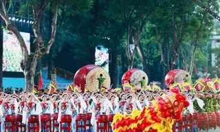 Gặp gen Z đánh trống sấm, múa cờ đại dịp đại lễ mừng non sông