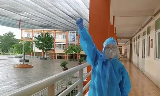 Nữ tình nguyện viên Bùi Mỹ Anh - sinh viên ĐH Y Dược Thái Nguyên vinh dự được đứng vào hàng ngũ của Đảng .