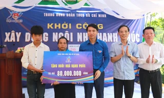 Tặng nhà và nhận đỡ đầu học sinh vượt khó học giỏi