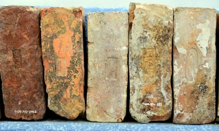 Cận cảnh chữ Hán - Nôm in khắc trên gạch ở Thành nhà Hồ