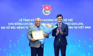 Trao tặng Kỷ niệm chương 'Vì thế hệ trẻ' tới Đại sứ đặc mệnh toàn quyền Cuba tại Việt Nam