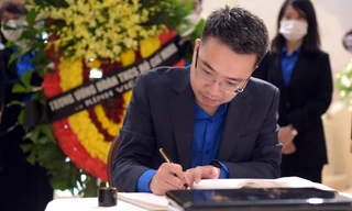 Bí thư T.Ư Đoàn Nguyễn Tường Lâm ghi sổ tang tưởng niệm cựu Thủ tướng Nhật Bản Shinzo Abe