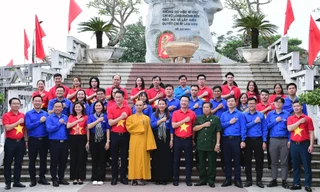 Hành trình Tôi yêu Tổ quốc tôi trao tặng cờ đỏ sao vàng, bản đồ Tự hào một dải non sông tại Hòa Bình