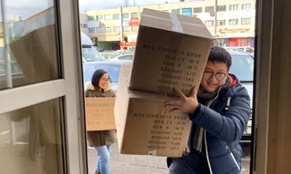 Người trẻ Việt tại CH Séc 'tiếp sức' hàng chục nghìn khẩu trang chống Covid-19. Ảnh: CTV