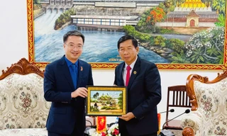 Bí thư Trung ương Đoàn chào xã giao Bí thư, Tỉnh trưởng Viêng Chăn