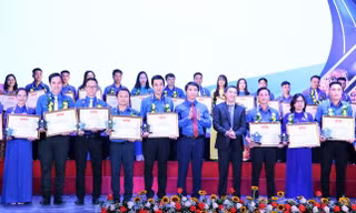 Giải thưởng "15 tháng 10" năm 2021 tuyên dương 65 cá nhân tiêu biểu. (Trong ảnh, các cá nhân nhận giải thưởng năm 2020). Ảnh: Xuân Tùng