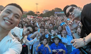 Da LAB 'cảm xúc kịch trần bay phất phới', selfie với khán giả sinh viên bằng điện thoại 'lạ'