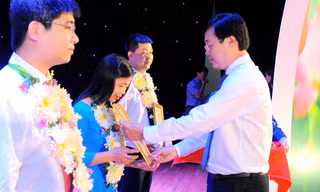 Bí thư thứ nhất T.Ư Đoàn Lê Quốc Phong trao khen thưởng các gương điển hình. Ảnh: Xuân Tùng
