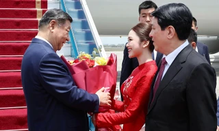 Nữ sinh Học viện Ngoại giao chia sẻ khoảnh khắc tặng hoa Tổng Bí thư, Chủ tịch nước Trung Quốc Tập Cận Bình