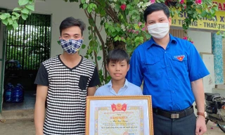 Tỉnh Đoàn Quảng Bình tặng bằng khen cho em Mai Hải Đăng. Ảnh: TĐQB