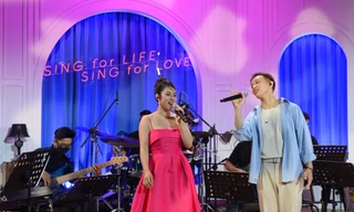 Diva Hồng Nhung make up tại nhà, lên sóng 'Hát để sẻ chia'