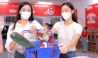 Hoa hậu Đỗ Thị Hà và Lương Thùy Linh chọn đồ giúp người dân đi siêu thị 0 đồng